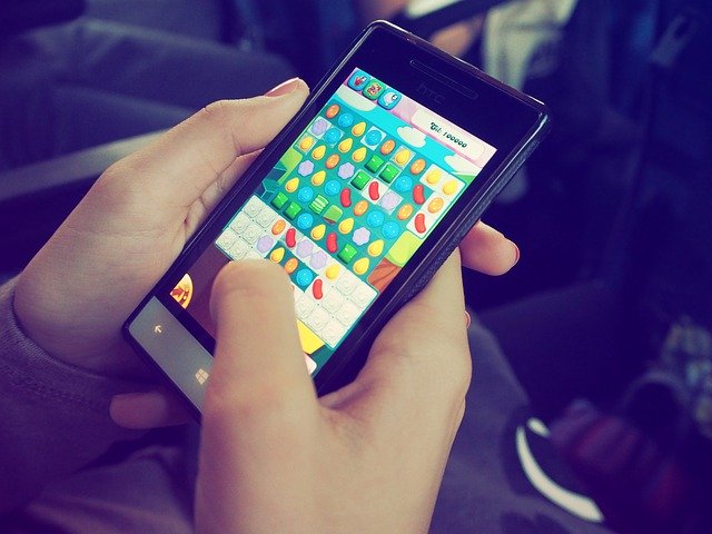 スマホゲームをプレイ
