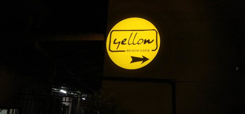 イエロービーチカフェの看板