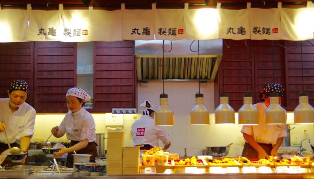 中国の丸亀製麺のカウンター