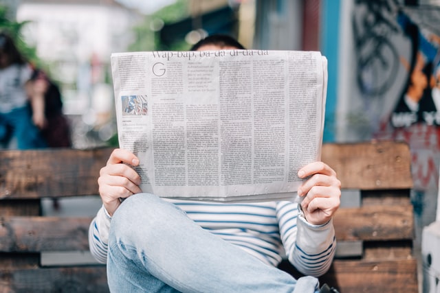 新聞を読むイメージ