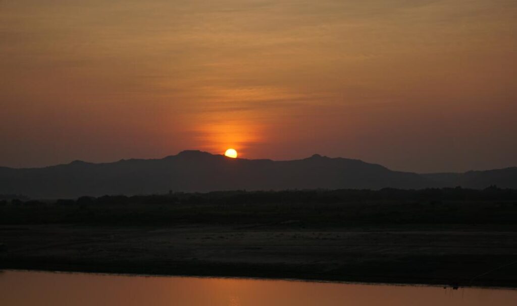 バガンにて沈みゆく夕日