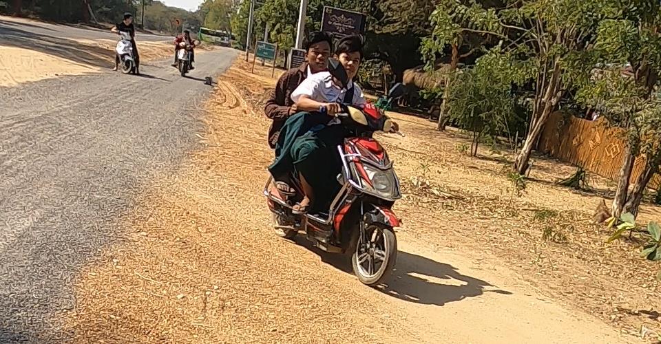E-バイクで2人乗り