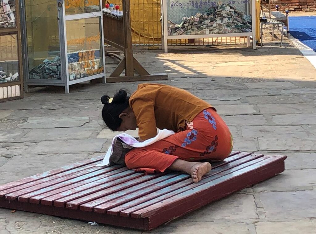 拝む女性