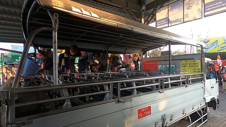 トラックの荷台
