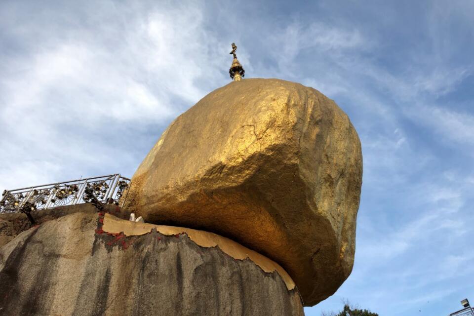真下からのゴールデンロック