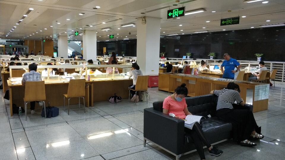 深圳図書館の1階