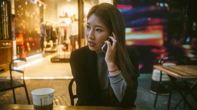 通話中の女性