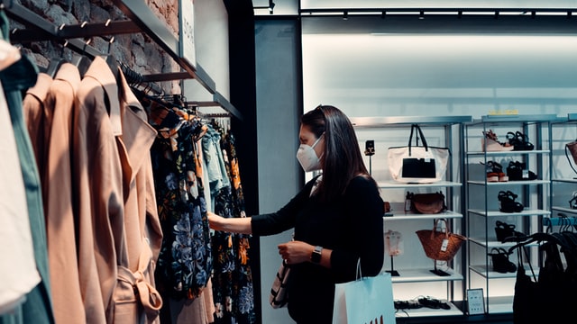 買い物をする女性