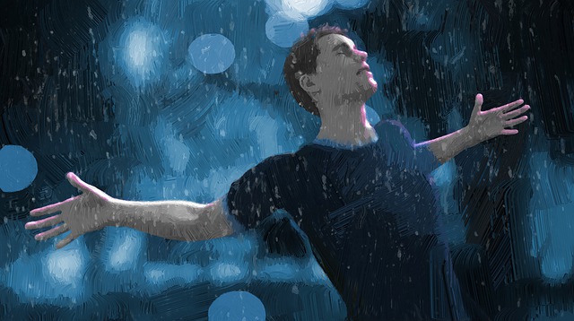 雨にあたる男性